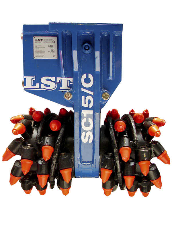 LST SC 15 Flächenfräse montiert an Minibagger bei Asphaltfräsarbeiten