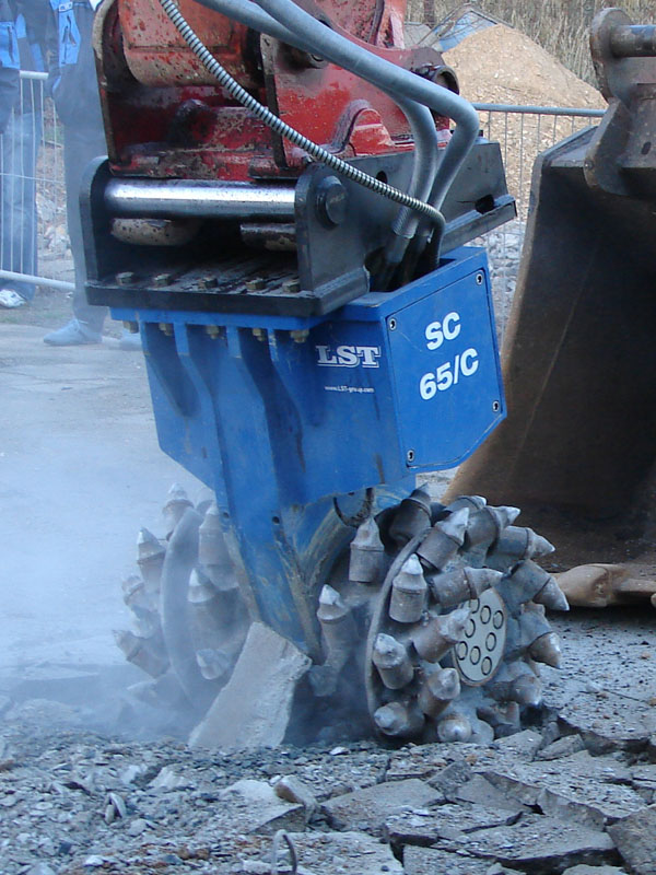 LST SC 65 Anbaufräse bei Felsfräsarbeiten mit Kettenbagger auf Baustelle